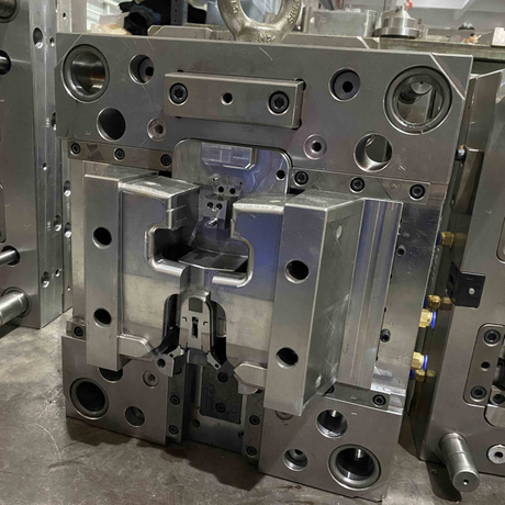 plastic mould with side action.jpg